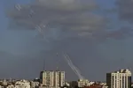 Hamas nã rocket từ Gaza vào Israel ngày 17/5. Ảnh: AP