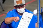 Các lá phiếu của Quận Maricopa trong cuộc tổng tuyển cử năm 2020 được các nhà thầu kiểm tra và đếm lại. Nguồn: Associated Press