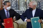  Bộ trưởng Ngoại giao Trung Quốc Vương Nghị và người đồng cấp Iran, Mohammad Javad Zarif, đã ký thỏa thuận hợp tác vào cuối tháng 3. Ảnh: Reuters