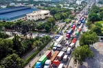 Thu phí hạ tầng cảng biển nhằm lấy nguồn thu đầu tư hạ tầng giao thông kết nối các cảng biển, giảm tình trạng kẹt xe. Trong ảnh: Ùn ứ xe kéo dài trên đường Đồng Văn Cống hướng vào cảng Cát Lái, TP Thủ Đức. Ảnh: QUANG ĐỊNH