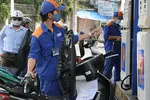 Sau 3 tháng tăng liên tiếp, giá xăng giảm lần đầu với mức giảm hơn 100 đồng/lít.