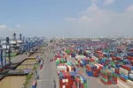 Tân cảng Sài Gòn triển khai chiến dịch tăng tốc độ giải phóng container hàng nhập khẩu ra khỏi cảng. ẢNH: Công Hoan