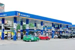 Giá bán lẻ xăng dầu tại cửa hàng Petrolimex ở các tỉnh đang giản cách sẽ thấp hơn giá công bố của liện Bộ Tài chính - Công thương 500 đồng/lít..