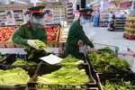 Chiến sĩ hối hả đi siêu thị mua thực phẩm giúp dân