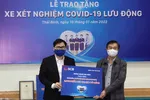 Ông Trương Khánh Hoàng, Q.TGĐ SCB trao bảng tượng trưng tặng 2.000 phần quà trị giá 1 tỷ đồng cho đại diện UBMTTQ Tỉnh Thái Bình- Ông Nguyễn Văn Giang- Trưởng Ban Dân vận tỉnh, Chủ tịch UBMTTQ Tỉnh.