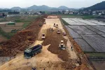 Trên công trường cao tốc Bắc-Nam phía đông đoạn Nghi Sơn-Diễn Châu. (Ảnh: Huy Hùng/TTXVN)