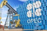 Các nước OPEC+ đồng loạt cắt giảm nguồn cung dầu thô.