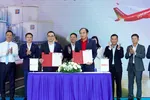 Phó tổng giám đốc Thường trực Vietjet Tô Việt Thắng (phải) và Tổng giám đốc Petrolimex Aviation Nguyễn Văn Học (trái) ký kết thỏa thuận hợp tác tiêu thụ nhiên liệu hàng không bền vững SAF