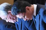 Kansai Electric Chairman Makoto Yagi, left, and President Shigeki Iwane bow at a news conference on Oct. 2. (Photo by Tomoki Mera)