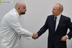 TT Putin tiep xuc gan bac si nhiem Covid-19 tu 7 ngay truoc hinh anh 1 Putin_4.jpg Tổng thống Putin tiếp xúc gần với ông Dmitry Peskov trong chuyến thăm bệnh viện hôm 24/3. Ảnh: TASS.