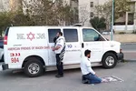 Jewish and Muslim paramedics with Israel's Magen David Adom emergency service pray together during the coronavirus outbreak. © Reuters