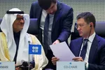 Bộ Trưởng năng lượng Saudi Arabia hoàng tử Abdulaziz bin Salman Al-Saud và Bộ Trưởng năng lượng Nga Alexander Novak trong một cuộc họp OPEC và các nước đồng minh ngoài OPEC tại Vienna, Áo hồi tháng 12/2019. (Ảnh CNBC)
