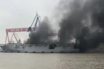 Chiếc tàu đổ bộ trực thăng Type 075 bị cháy vào sáng 11/4 (Ảnh: Đa Chiều).