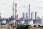 Một cơ sở khai thác dầu tại Jubail, Saudi Arabia. (Ảnh: AFP/TTXVN)