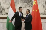 Cuộc gặp mặt giữa Bộ trưởng Ngoại giao Trung Quốc Wang Yi và Bộ trưởng Ngoại giao Hungary Peter Szijjarto vào năm 2019