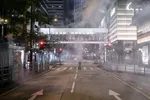 Một con đường trống trên khu mua sắm của Hồng Kông được bao phủ bởi hơi cay, hình ảnh vào tháng 11 năm 2019. © LightRocket / Getty Images