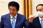 Thủ tướng Nhật Bản Shinzo Abe, trái, và Chánh văn phòng Nội các Yoshi DA Suga đã nhấn mạnh mối quan tâm của Tokyo về tình hình ở Hồng Kông. © Reuters