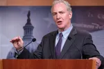 Thượng nghị sĩ Chris Van Hollen. (Ảnh: Bloomberg)