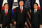 Năm 2017, Tổng thống Hoa Kỳ Donald Trump gặp Tổng thống Hàn Quốc Moon Jae-In và Thủ tướng Nhật Bản Shinzo Abe tại hội nghị thượng đỉnh G-20 tại Hamburg, Đức. Ảnh: REUTERS
