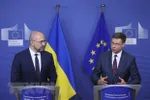 Thủ tướng Ukraine Denys Shmyhal (trái) và Ủy viên châu Âu phụ trách kinh tế Valdis Dombrovskis sau khi ký thỏa thuận hỗ trợ tài chính vĩ mô ở Brussels, Bỉ ngày 23/7/2020. (Ảnh: AFP/TTXVN)