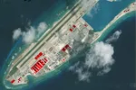Trung Quốc đã xây dựng đường băng, nhà chứa máy bay và cơ sở radar phi pháp trên đá Chữ Thập, quần đảo Trường Sa. (Ảnh: AMTI) 
