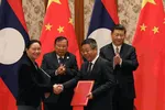 Ảnh minh họa - Chủ tịch lào Bounnhang Vorachith (phía sau bên trái) và Chủ tịch Trung Quốc Tập Cận Bình trong một ký kết hợp tác (Nguồn: cgtn)