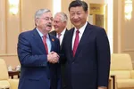 Đại sứ Terry Branstad (trái) và Chủ tịch TQ Tập Cận Bình.