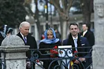 Cựu Phó Tổng thống Hoa Kỳ Joe Biden (thứ hai bên trái) đã đi cùng vợ ông Jill (thứ hai bên phải), cháu gái của ông Naomi Biden (trái), và con rể Howard Kerin (phải) vào ngày 22 tháng 1 năm 2016 tại Istanbul. Photo: MURAD SEZER / POOL / AFP qua Getty Image