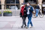 Người dân đeo khẩu trang phòng dịch COVID-19 khi di chuyển trên phố ở Munich, Đức. Ảnh: THX/TTXVN
