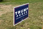 Bảng cắm ở sân ủng hộ Tổng thống Trump ở Epping, New Hampshire vào ngày 20 tháng 10 năm 2020