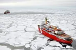 Những con tàu đang hoạt động tại Bắc cực. (Ảnh: US Coast Guard)