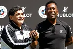 Pele (phải) đã sốc khi người bạn và "đối thủ" Maradona đột ngột qua đời