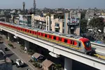 Dù mang lại nhiều tiện lợi cho người dân nhưng tuyến đường sắt đô thị Orange Line được xem là một chiếc “bẫy” đã khiến chính phủ Pakistan tiếp tục mắc nợ Trung Quốc. Nguồn ảnh: BBC