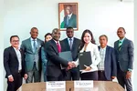 Representatives of T&T Group and the Ivory Coast Cashew Exporters Union signed a contract to purchase 150,000 tons of raw cashew nuts.