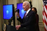 Joe Biden giơ khẩu trang khi Kamala Harris xuất hiện trong một sự kiện tại Phòng ăn Nhà nước của Nhà Trắng ngày 21 tháng 1 năm 2021 ở Washington, DC. (Ảnh của Alex Wong / Getty Images)