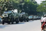 Đoàn xe quân sự đi trên đường phố ở Myanmar sau cuộc đảo chính ngày 2/2. (Ảnh: Reuters)