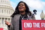 Hạ nghị sĩ đảng Dân chủ Cori Bush của Missouri phát biểu trong một cuộc họp báo bên ngoài Điện Capitol Hoa Kỳ vào ngày 22 tháng 4 năm 2021, tại Washington, D.C. (Hình ảnh Drew Angerer / Getty)