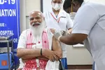 Thủ tướng Narendra Modi tiêm vaccine Covid-19.