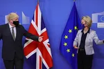 Thủ tướng Anh Boris Johnson (bìa trái) được Chủ tịch Ủy ban châu Âu Ursula von der Leyen chào đón tại tòa nhà Berlaymont, trụ sở EU ở Brussels vào ngày 9/12/2020. Ảnh: AFP