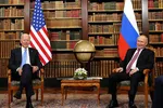 Tổng thống Mỹ Joe Biden (trái) và Tổng thống Nga Vladimir Putin tại hội nghị thượng đỉnh ở Geneva, Thụy Sĩ, ngày 16/6/2021. Ảnh: THX/ TTXVN