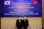 Yun Seong-won and Le Anh Tuan at the bilateral meeting on July 7 to strengthen Vietnam-South Korea transport ties