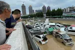 Xe ô tô bị nước lũ chất đống sau trận mưa tương đương 8 tháng đổ xuống trong 24 giờ ở Trịnh Châu © AFP qua Getty Images