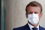 Tổng thống Pháp Emmanuel Macron trong lúc chờ Tổng thống Madagascar Andry Rajoelina tại Cung điện Elysee ở Paris, Pháp ngày 27/8/2021. Ảnh: Reuters