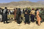 Lính Taliban tập trung với vũ khí và máy móc ở tỉnh Panjshir, phía đông bắc Afghanistan. Ảnh: AP (chụp ngày 8/9/2021).