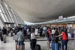 Hành khách tại sân bay quốc tế Dulles Washington, bang Virginia, Mỹ. (Ảnh: AFP/TTXVN).