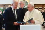 Joe Biden (trái) với Giáo hoàng Francis tại Vatican hôm 29/10/2021. Twitter / @EWTNNewsNightly
