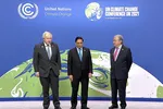 Vietnamese Prime Minister Phạm Minh Chính is welcomed by UK Prime Minister Boris Johnson (left) and UN Secretary-General António Guterres, at the opening of the UN climate summit in Glasgow, Scotland, yesterday. — VNA/VNS Photo