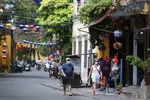Foreign tourists are seen walking in Hoi An ancient city in the central province of Quang Nam before international arrivals were halted. (Photo: baochinhphu.vn)
