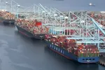 Các container vận chuyển được dỡ xuống từ tàu tại một cảng ở Los Angeles, tháng 4 năm 2021. Ảnh: Reuters.
