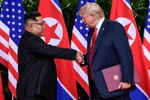 Nhà lãnh đạo Triều Tiên Kim Jong-un và cựu Tổng thống Mỹ Donald Trump họp thượng đỉnh tại Singapore vào tháng 6/2018 (Ảnh: Reuters).
